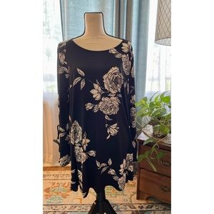 NWT Black white floral tunic, Avenue, 18